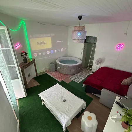 Un Jacuzzi A * Bordeaux