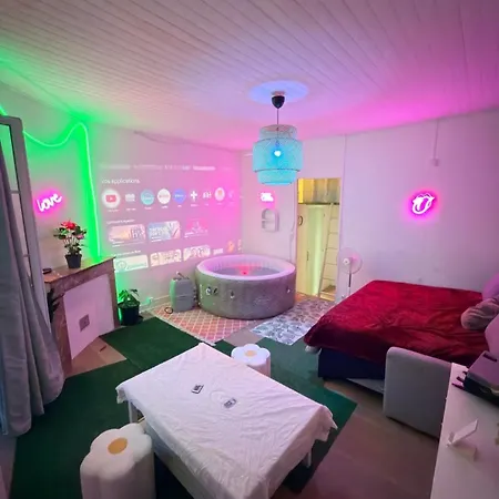 Un Jacuzzi A Apartmán Bordeaux