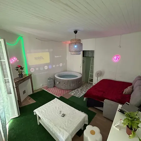 Un Jacuzzi A Apartmán Bordeaux